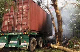 2 xe container đấu đầu, tài xế chết cháy trong cabin