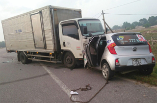 Ôtô tải tông taxi khiến 2 người chết
