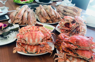 Ăn buffet hải sản, thủ túi nilon mang về chục con ghẹ, 1,5kg bề bề