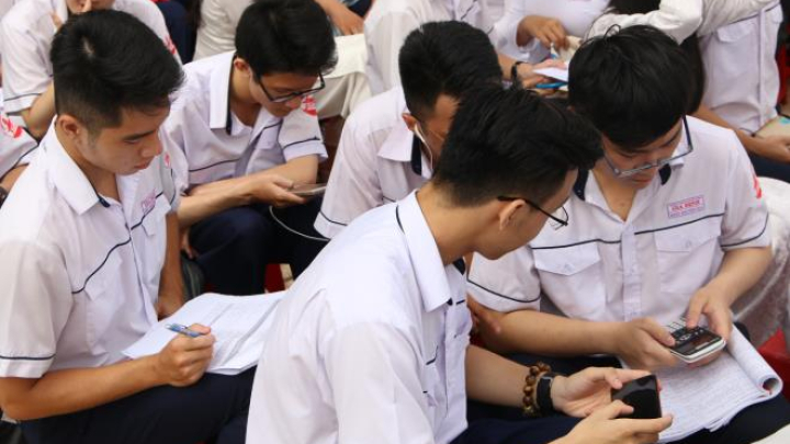 Cho học sinh dùng điện thoại trong lớp chẳng khác gì 