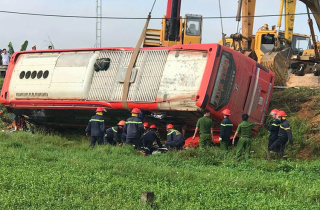 Ôtô lao xuống ruộng, một hành khách chết