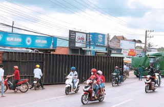 Thùng container rơi, đè chết 2 vợ chồng