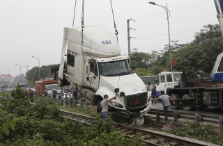 Cố băng qua đường ray, container bị tàu hỏa đâm đứt đôi