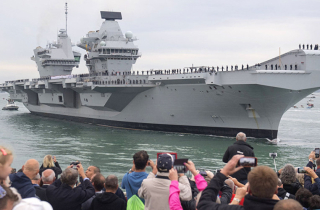Siêu tàu sân bay HMS Queen Elizabeth mới biên chế đã thủng đáy