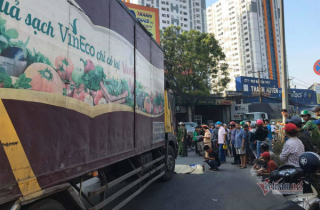 Xe tải ôm cua, nữ sinh cấp 3 bị cán chết thương tâm trên đường đi học