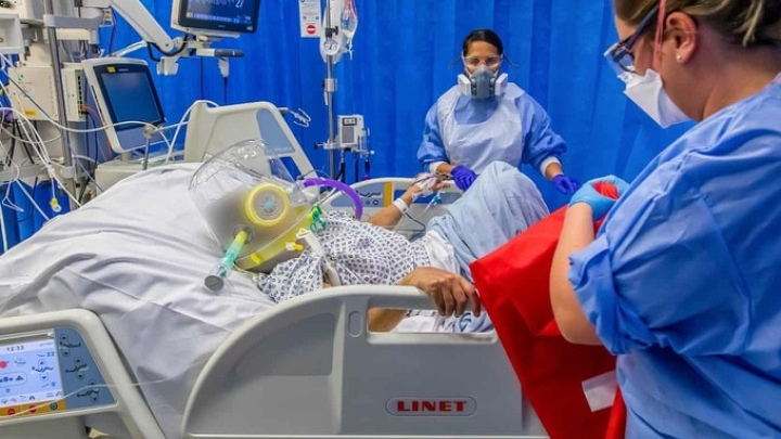 Bác sĩ phát khóc vì kiệt sức