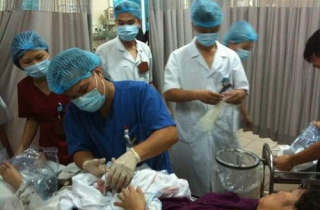 Chồng đỡ đẻ cho vợ trên taxi