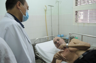 Khỏi bệnh nhưng liên tục nhập viện vì... hết tiền