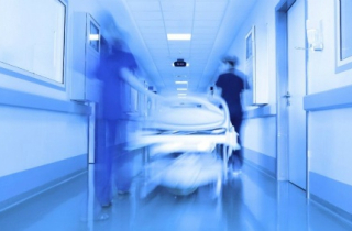 Xem trộm bộ phận sinh dục bệnh nhân đã chết, năm y tá bị đình chỉ việc