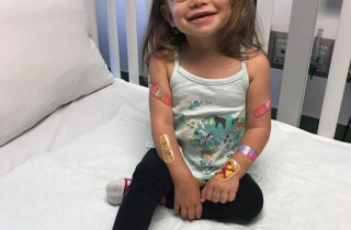 Bệnh hiếm gặp khiến bé gái ngã 100 lần mỗi ngày