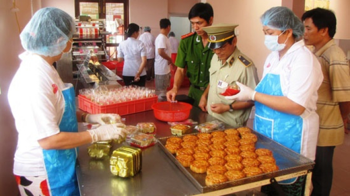 Bánh trung thu bẩn sẽ bị phạt và \'bêu\' tên rộng rãi khắp nơi