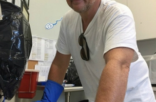 Bác sĩ từ chối di tản tránh siêu bão Irma để bảo vệ phôi, trứng bệnh nhân