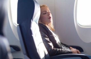 Ngủ khi máy bay cất cánh, hạ cánh có thể bị điếc