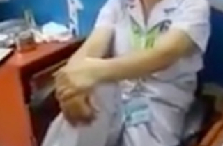 Trần tình của bác sĩ gác chân lên ghế đối thoại người nhà bệnh nhân