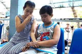 Cha mẹ nghèo bất lực nhìn con nhỏ mất dần trí nhớ vì ung thư máu