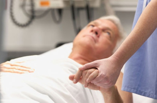 Phải làm gì khi trong gia đình có người mắc HIV/AIDS để không bị lây nhiễm?