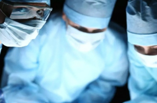 Y bác sĩ Mỹ bị lên án vì chụp ảnh vùng kín bệnh nhân