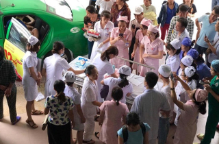 Chồng giúp vợ vượt cạn ngay trên xe taxi