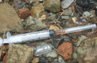 Phải làm thế nào khi bị kim tiêm nghi dính máu HIV đâm phải?