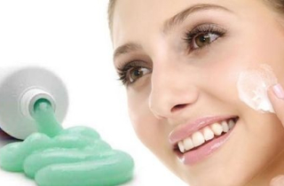 Kem đánh răng giúp bạn “xua đuổi” mụn đầu đen đáng ghét