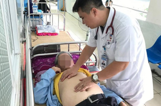 Ngực người đàn ông phì đại nặng 4 kg do ung thư vú