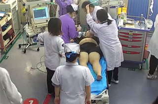 Bác sĩ cắt quần bệnh nhân khi cấp cứu, bị người nhà đòi bồi thường