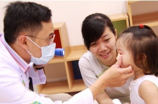 Hình ảnh đau lòng của em bé 2 tuổi bị viêm hốc mắt vô căn