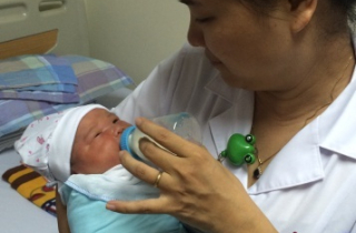 Bé trai bị bỏ rơi ở Viện Huyết học được nhiều người xin nuôi