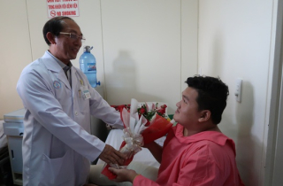 Cảm động người dân đến bệnh viện thăm chiến sĩ PCCC