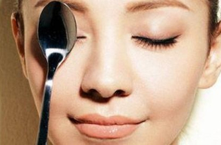 Massage mặt bằng thìa giúp giảm cân vùng mặt