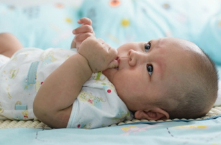 Giải mã thói quen ngậm mút tay ở trẻ