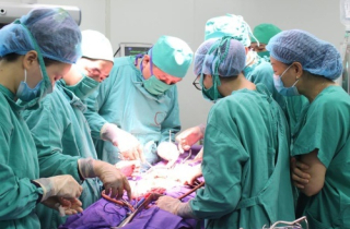 Sản phụ hôn mê sâu, ngừng tuần hoàn do biến chứng sau sinh