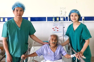 15 viên sỏi xếp thành chuỗi trong ống mật bà cụ