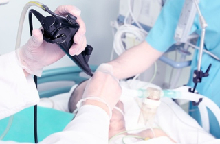 Chiếc răng rụng nằm trong phế quản cụ ông