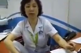 Kỷ luật nữ bác sĩ gác chân lên ghế đối thoại người nhà bệnh nhân