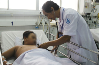 Bé trai suýt mất mạng sau 3 ngày sốt cao