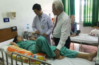 Thiếu nữ có cột sống cong như chữ S