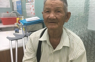 Bác sĩ viện phó tặng ông cụ bán vé số hàm răng giả