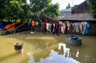 Mưa lũ hoành hành, bão số 11 sắp đổ bộ: Làm sao để không dính bệnh truyền nhiễm chết người