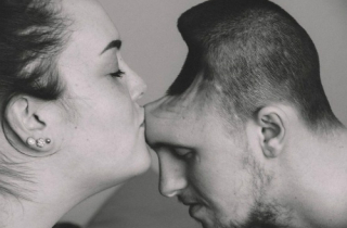 Tình yêu của người vợ bên chồng chỉ có nửa hộp sọ