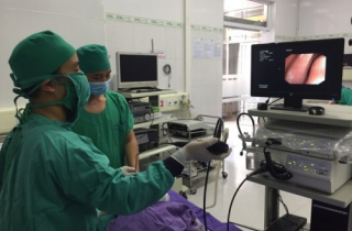 Bé trai bảy tháng tuổi suýt chết vì sặc bột