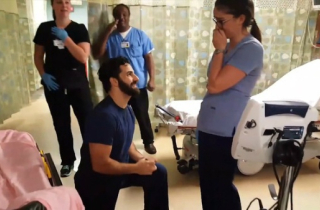 Bệnh nhân cầu hôn y tá giữa ca cấp cứu