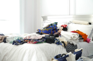 Lý do tuyệt đối không được bỏ quần áo bẩn lên giường