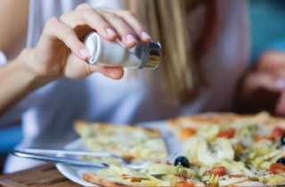 Người Việt ăn muối nhiều gấp đôi mức khuyến nghị