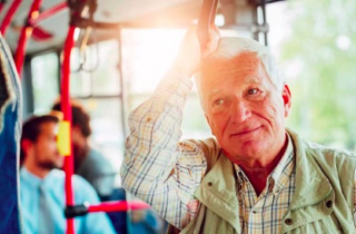 Chuyên gia Anh kêu gọi không nhường ghế xe buýt cho người già