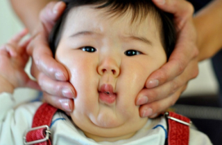 Trẻ thành thị béo phì, cha mẹ vẫn nhồi ăn