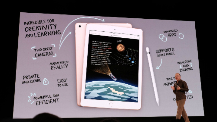 Tim Cook: \'Nói iPhone không sản xuất ở Mỹ là không đúng\'