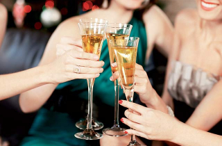 Mặc cảm vì vẻ ngoài của chồng, vợ thuê người đóng giả đi dự tiệc