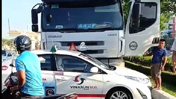 Xe container tông taxi trượt xa hàng chục mét ở Đà Nẵng