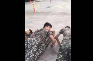 Clip tập quân sự của sinh viên Trung Quốc gây phản cảm
